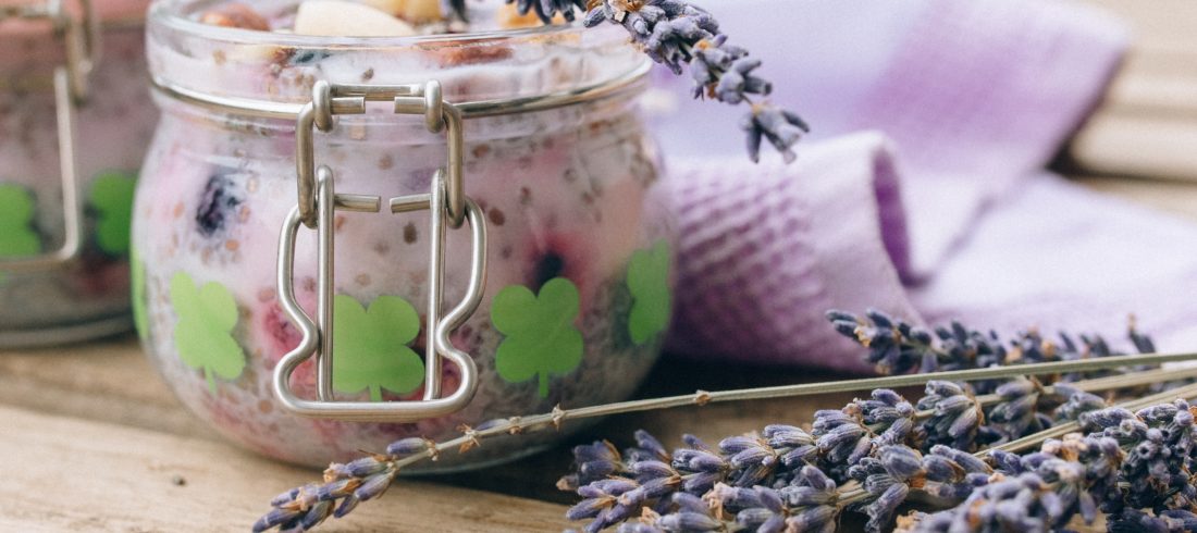 Lavendel-Beeren Chia Samen Pudding