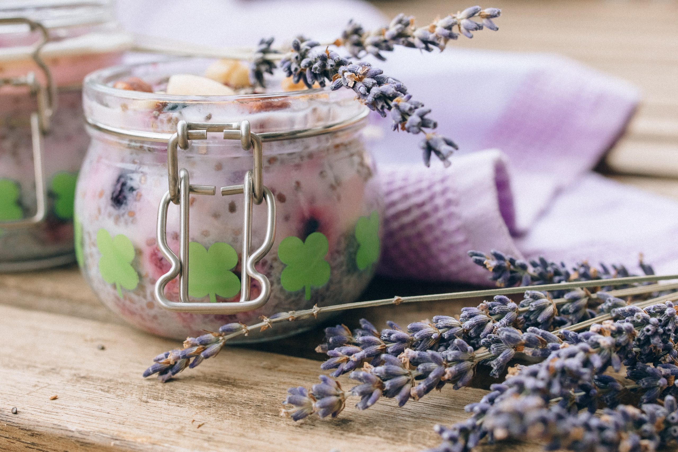 Lavendel-Beeren Chia Samen Pudding