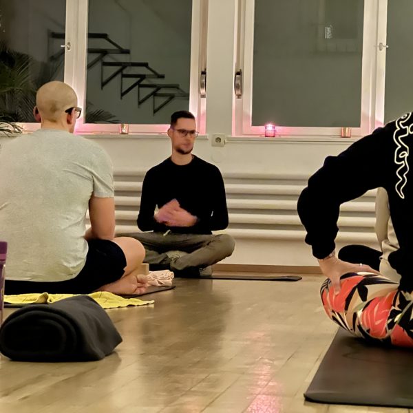 Yoga mit anschliessender Meditation 04.12.2022